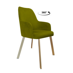 Ergonomiczny fotel biurowy z obrotowym siedziskiem przy biurku domowym z naturalnym światłem