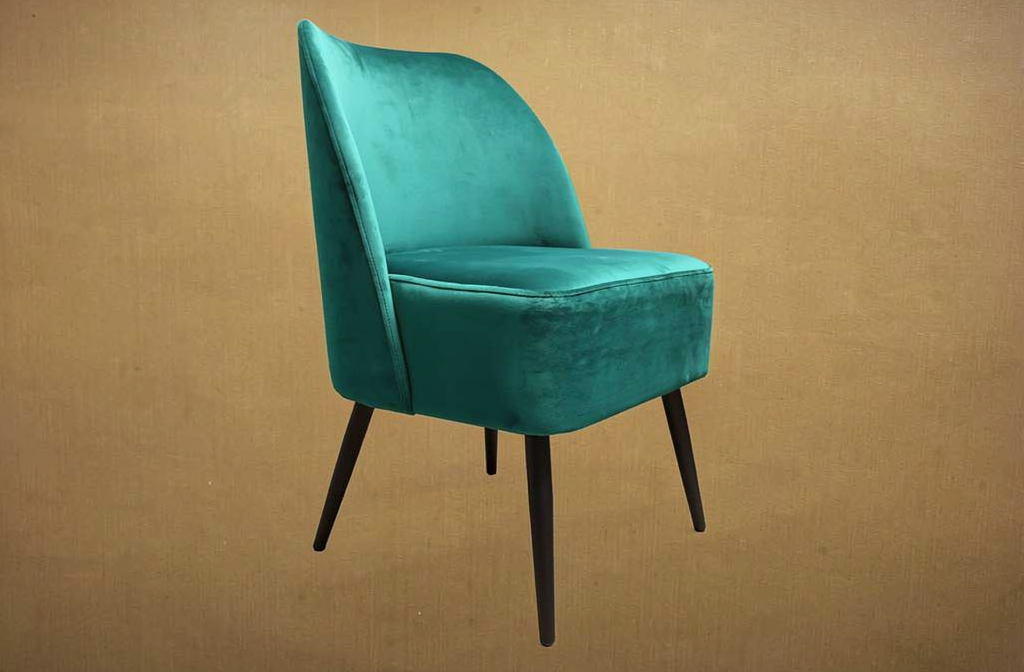 Turkusowy fotel welurowy na tle beżowej ściany biurowej