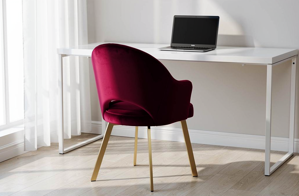Bordowy obrotowy fotel przy nowoczesnym biurku w domowym gabinecie
